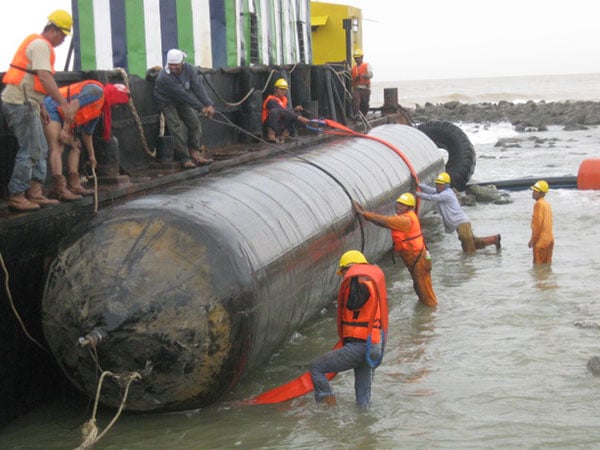marine-salvage-airbags-refloat-Sunken-Ships