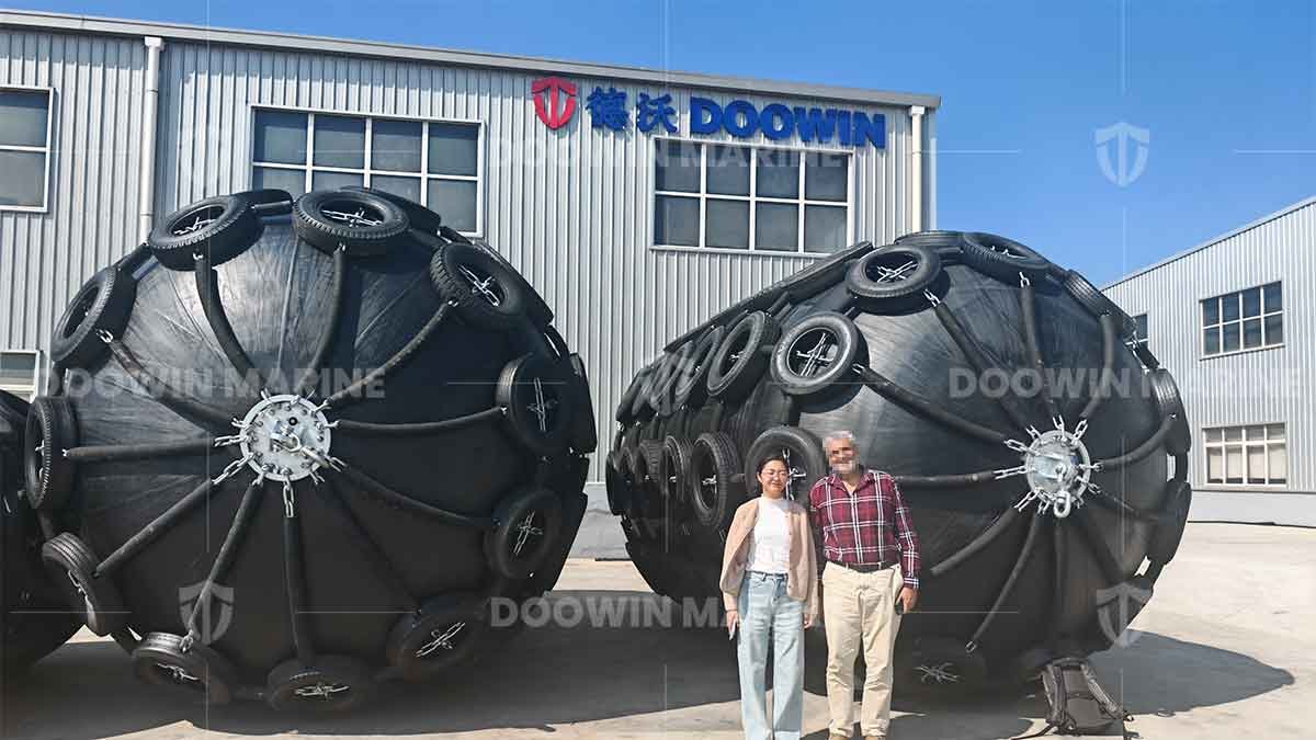 Before shipment, the customer came to the factory to inspect the pneumatic fenders